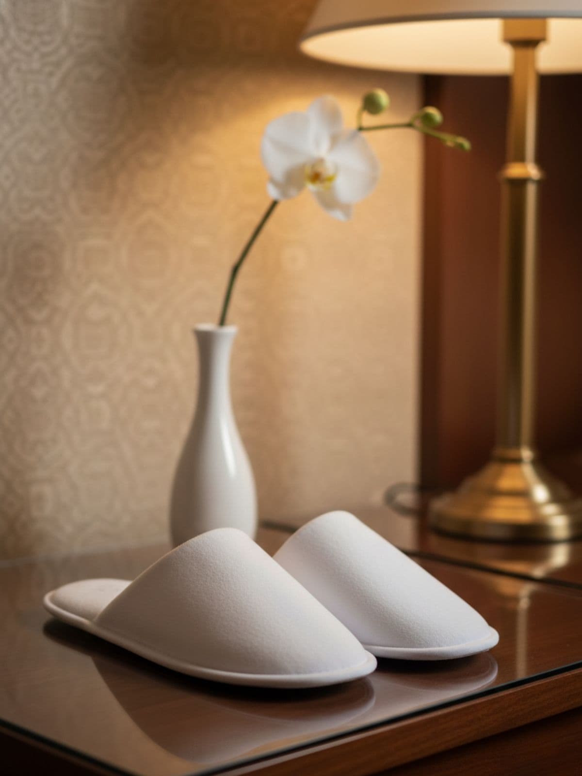 Chaussons d'hôtel dans une chambre d'hôte de luxe