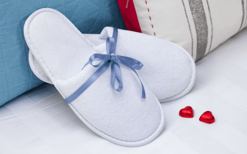 Cadeau de chaussons avec un ruban bleu